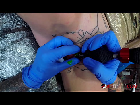 ❤️ Estremamente tatuato hottie Sully Savage ottenuto un tatuaggio sul suo clitoride ❌ Porno al it.pornma-com.ru ❌️❤